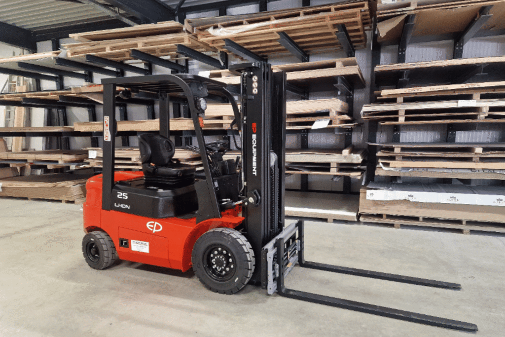 Nieuwe heftruck voor Nijland Interieus in Weerselo