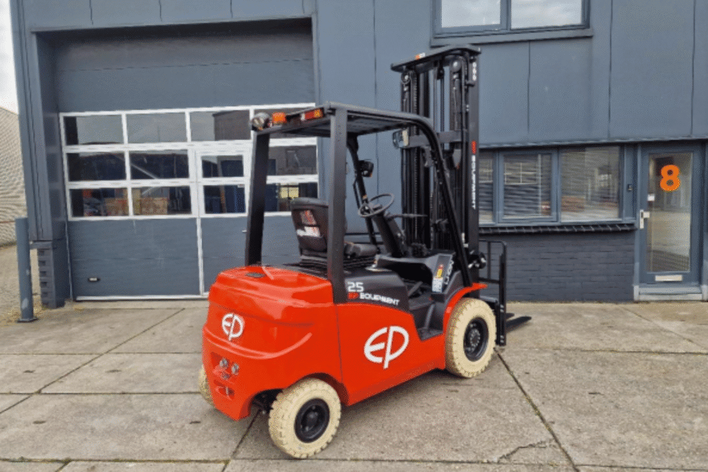 EP ELF253 6m uitvoering met non-marking banden voor KOK verhuur in genemuiden