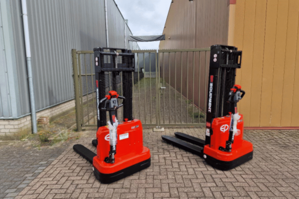 Twee EP EST 124 stapelaars geleverd aan Alligator Plastics in Eindhoven