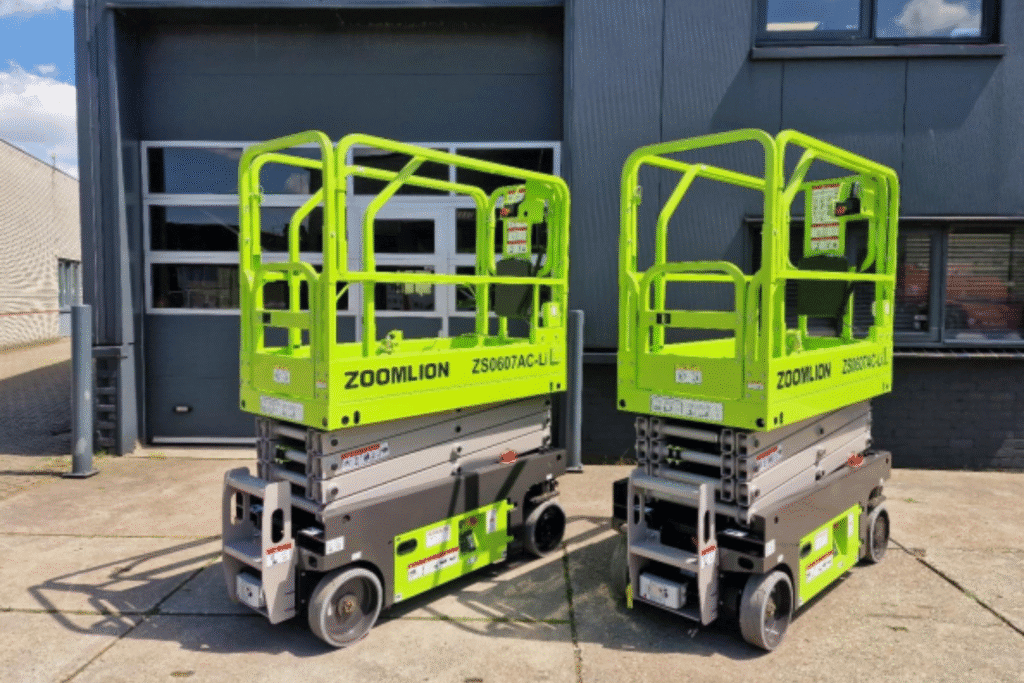 Twee Zoomlion ZS0607AC-Li hoogwerkers geleverd aan kozijnen- en overheaddeurbedrijf in Friesland