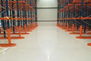 Tips voor een schone magazijnvloer zonder bandensporen