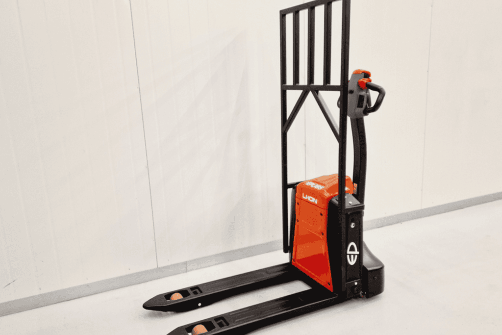 EP EPL185 met lastrek voor M. Kuijf Transport