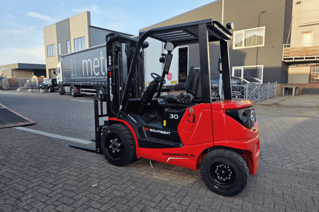 EP ELF30Pro Elektrische Heftruck voor een houthandel (1)