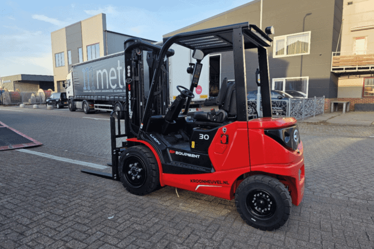 EP ELF30Pro Elektrische Heftruck voor een houthandel (1)