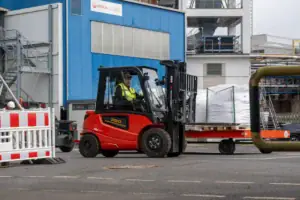 Kisten kantelen en op hoogte werken: praktische oplossingen voor intern transport